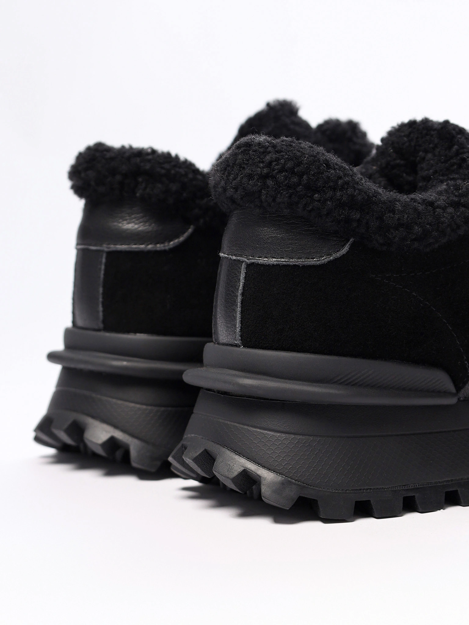 Кроссовки комбинированные черного цвета на рельефной подошве